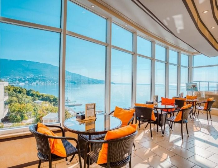 Зал и площадка бара «Шляпа» - Курортный комплекс «Ливадийский»